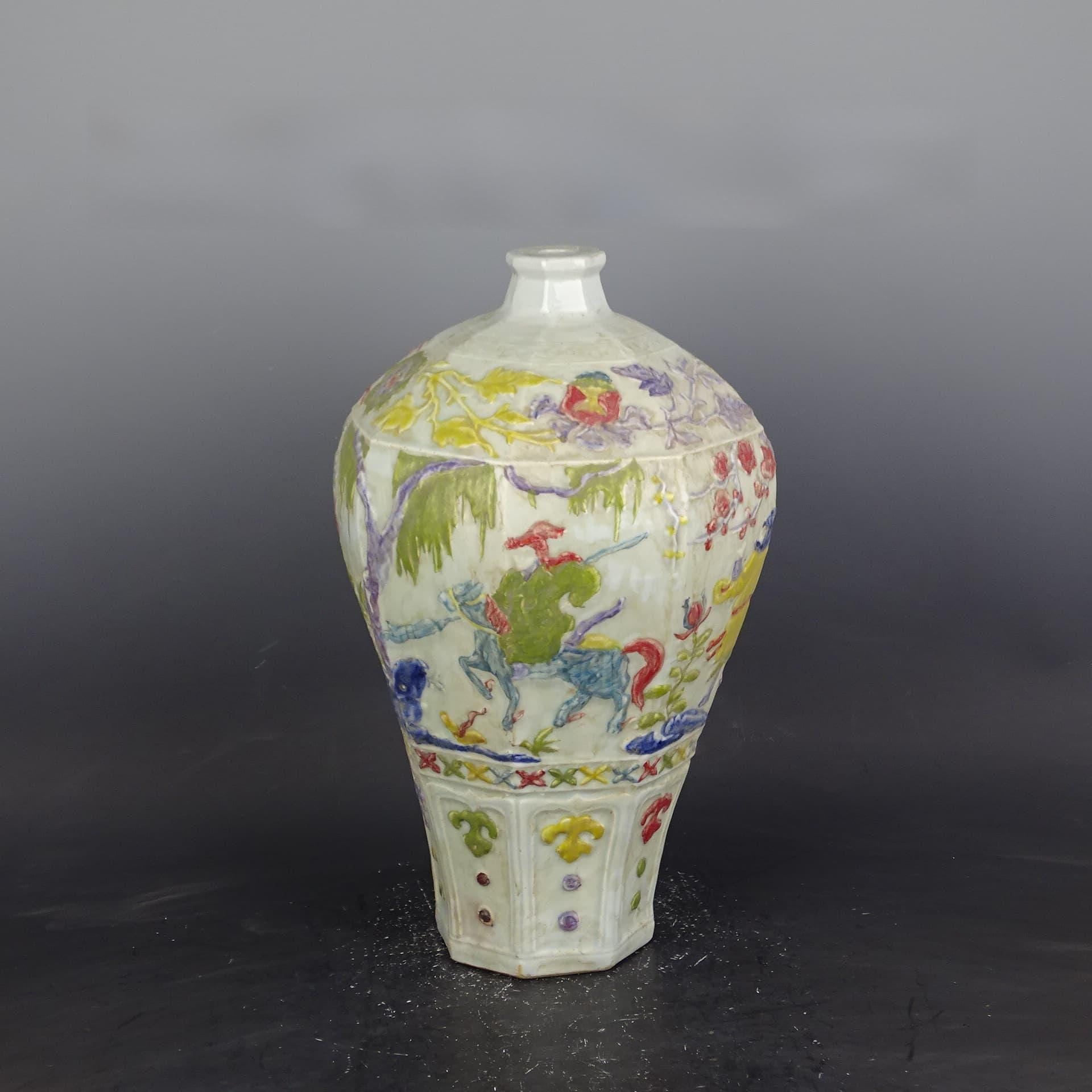 中国の古い陶器の花瓶、青と白のファミーユ・ヴェール磁器のメイ花瓶 