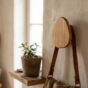 Puede incluir: Juego de tres tazas de cerámica con un esmalte moteado de color crema. Cada taza presenta un diseño floral pintado a mano en tonos azules, verdes y amarillos. Las tazas tienen una forma simple y redondeada y un asa cómoda.