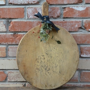 Vintage Wood Bread Board - Antique Wood Cutting Board - Round Carving Board - Circular Breadboard - Chopping Board - Medium Serving Board