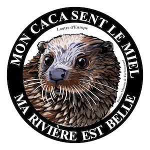 Op de afbeelding: Een cirkelvormige afbeelding met een gedetailleerde illustratie van een Europese otter. De afbeelding is omlijst door een zwarte rand met witte tekst. De tekst luidt "MON CACA SENT LE MIEL" en "MA RIVIÈRE EST BELLE".