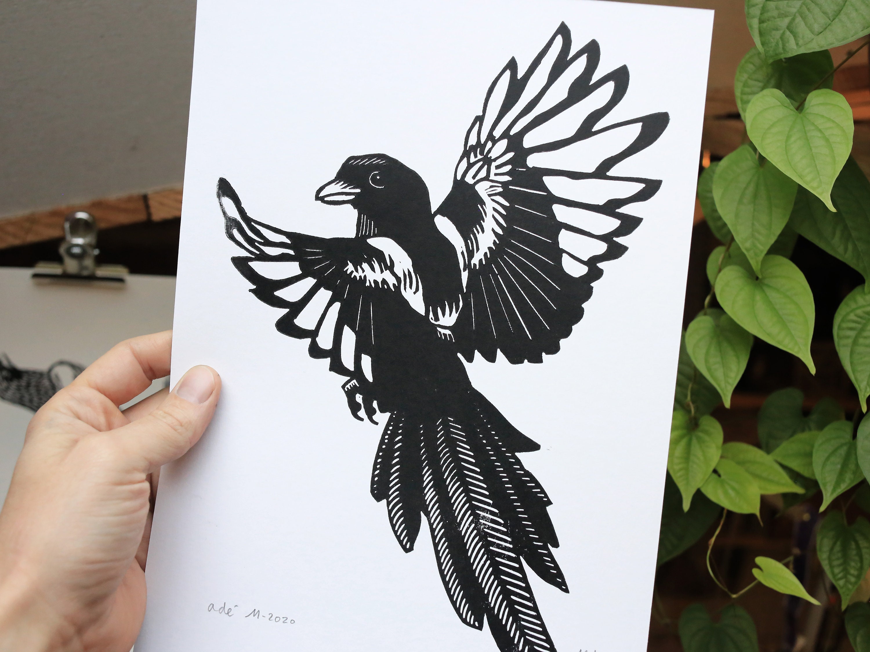 Gravure sur Lino Pie Bavarde en Vol Vers Des Cieux Pleins de Malice Pour Décorer Votre Mur