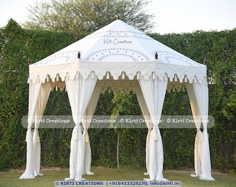 Puede incluir: Una carpa blanca con un borde festoneado y borlas. La carpa está decorada con bordados blancos y el texto "Kirti Creations".