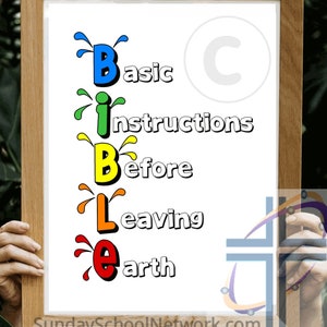 Könnte beinhalten: Ein gerahmtes weißes Poster mit dem Wort "BIBLE" vertikal in bunten Buchstaben geschrieben. Jeder Buchstabe ist mit Wassertropfen verziert. Die Buchstaben stehen für "Basic Instructions Before Leaving Earth". Das Poster wird von den Händen einer Person gehalten. Das Poster enthält auch den Text "SundaySchoolNetwork.com".