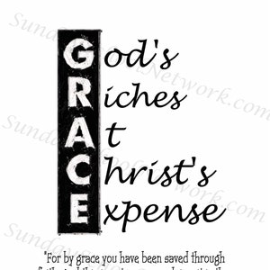 Puede incluir: Impresión de arte de tipografía en blanco y negro con la palabra "GRACE" apilada verticalmente y la frase "God's Riches at Christ's Expense" en escritura cursiva. La cita "Porque por gracia sois salvos por medio de la fe; y esto no de vosotros, pues es don de Dios; no por obras, para que nadie se gloríe" Efesios 2:8-9 (ESV) está impresa debajo de la obra de arte.