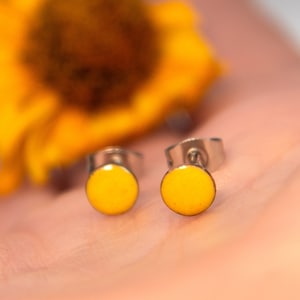 Ohrstecker klein rund aus Emaille gelb glänzend, kleine Stecker Ohrringe einfarbig, Unisex Kombi Ohrstecker, Basic Steckerohrringe