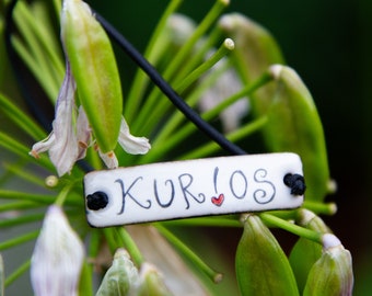 Bracelet made of white enamel, labeled with the word "KURIOS", customizable friendship bracelet, dialect jewelry, gift for girlfriend