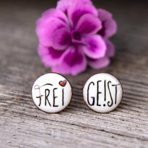 Emaille Ohrstecker I Frei Geist | 11mm Statement Ohrringe | Ohrschmuck mit Spruch I Edelstahl Rückstecker | Geschenk I Handmade Schmuck