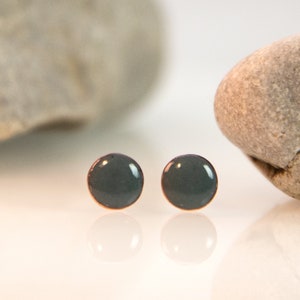 Mini stud earrings round made of enamel dark gray shiny, small stud earrings plain, unisex combination stud earrings, minimalist earrings