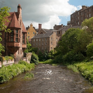 Arte de parede imprimível Dean Village, impressão Dean Village, fotografia de vila do Reino Unido, fotos do rio Water of Leith, decoração de quarto de hóspedes, presente para casa nova