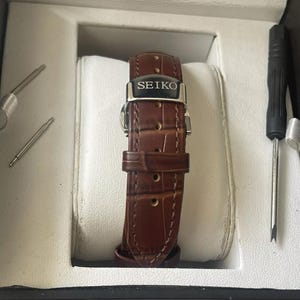 Uoini E Donne Guardano La Fibbia A Farfalla, Chiusura A Farfalla Che Sostituisce La Fibbia Per - Foto 7