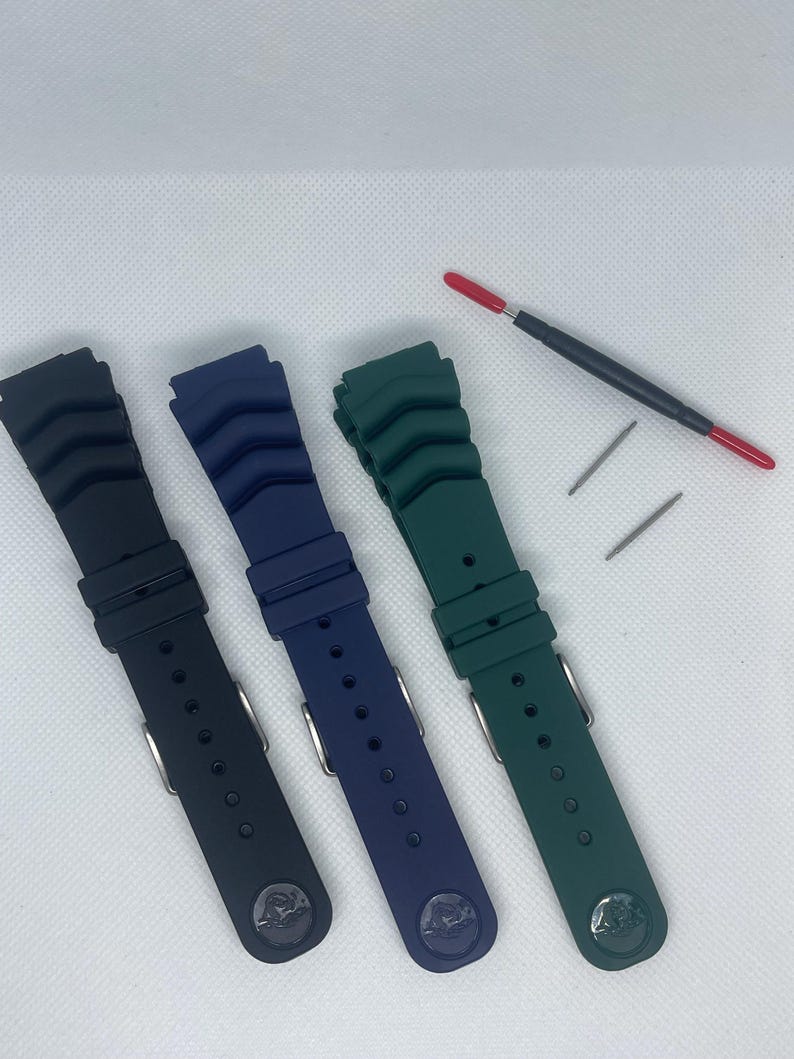 Peut inclure: Trois bracelets de montre en noir, bleu et vert. Les bracelets sont en caoutchouc et ont un design textur&eacute;. Chaque bracelet a une boucle en m&eacute;tal.