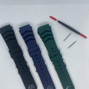Peut inclure: Trois bracelets de montre en noir, bleu et vert. Les bracelets sont en caoutchouc textur&eacute; et ont une boucle argent&eacute;e.