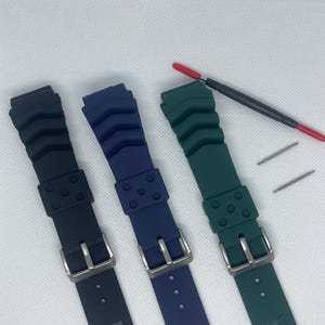 Peut inclure: Trois bracelets de montre en noir, bleu et vert. Chaque bracelet est dot&eacute; d'une boucle argent&eacute;e et du texte "SEIKO JAPAN" imprim&eacute; au dos.
