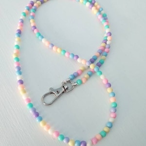 Handgemachtes perlenbesetztes Schlüsselband in pastell