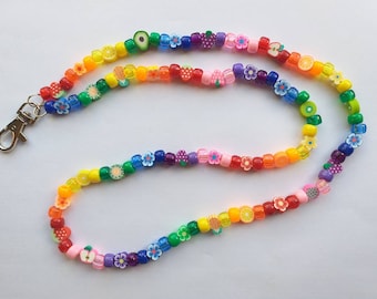 Sleutelkoord met regenboogfruit en bloemenkralen