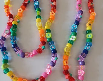 Crossbodyband met regenboogfruit en bloemenkralen