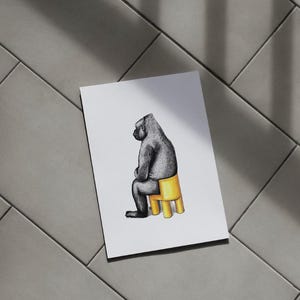 Ilustración de silla amarilla, obra de arte original, arte hecho a mano, obra de arte minimalista, arte en técnica mixta, ilustración en blanco y negro, arte de chimpancé