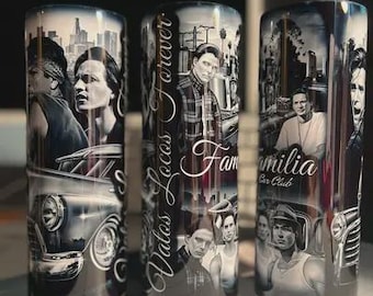 Puede incluir: Tres vasos cilíndricos con impresiones gráficas en blanco y negro de personas, coches clásicos y paisajes urbanos. El vaso central muestra el texto "Vatos Locos Forever" y "Familia", mientras que el derecho incluye "Familia Car Club".