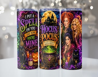 Puede incluir: Tres vasos cilíndricos con gráficos de Hocus Pocus. Los diseños incluyen un gato negro, una escoba, una calabaza, un caldero burbujeante y las tres hermanas. El texto dice I PUT A SPELL ON YOU AND NOW YOU'RE MINE, HOCUS POCUS e IT'S JUST A BUNCH OF HOCUS POCUS.