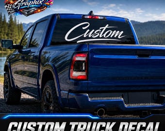 Puede incluir: Una camioneta azul con una calcomanía de escritura blanca en la ventana trasera que dice Custom. La imagen incluye el logotipo de DLK Graphix en la esquina superior izquierda y texto en la parte inferior que dice CUSTOM TRUCK DECAL 1 DECAL SIZES 15-30 cm.