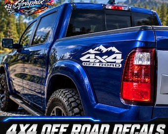 Puede incluir: Una calcomanía de vinilo blanca aplicada al costado de una camioneta azul. La calcomanía presenta un gráfico de una cadena montañosa sobre el texto 4x4 OFF ROAD. La imagen incluye el texto DLK Graphix y 4X4 OFF ROAD DECALS 1 DECAL SIZES 15-30 cm.