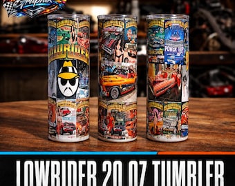 Puede incluir: Tres vasos cilíndricos de 591 ml con un collage de portadas de revistas Lowrider. Los diseños incluyen varios coches clásicos, personas y el texto Lowrider. Los vasos tienen un acabado brillante y una estructura metálica de lados rectos.