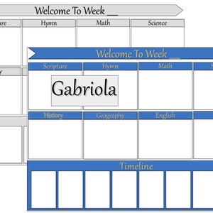 K&ouml;nnte beinhalten: Ein blauer und wei&szlig;er Wochenplaner mit dem Titel "Welcome To Week" und dem Namen "Gabriola" in gro&szlig;er Schrift. Der Planer ist in Abschnitte f&uuml;r verschiedene F&auml;cher unterteilt, darunter Schrift, Hymne, Mathematik, Naturwissenschaften, Geschichte, Geographie, Englisch und Latein. Es gibt auch einen Abschnitt f&uuml;r eine Zeitleiste.