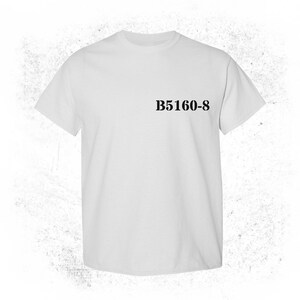 Könnte beinhalten: Weißes T-Shirt mit dem Aufdruck "B5160-8" auf der Vorderseite.