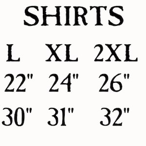 Pu&ograve; includere: Tabella delle taglie delle camicie con misure in pollici per XS, S, M, L, XL, 2XL, 3XL, 4XL e 5XL. La tabella mostra le misure di larghezza e lunghezza per ogni taglia.