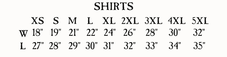 Pu&ograve; includere: Tabella delle taglie delle camicie con misure in pollici per XS, S, M, L, XL, 2XL, 3XL, 4XL e 5XL. La tabella mostra le misure di larghezza e lunghezza per ogni taglia.