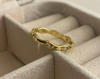 Gold Wavy Star Ring – 18K Gold Plated, Dainty Celestial Band, Tarnish-Free & Waterproof