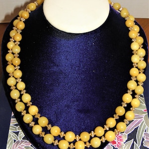 Mid-Century Vogue Necklace made of Yellow Agate Beads Slide Clasp