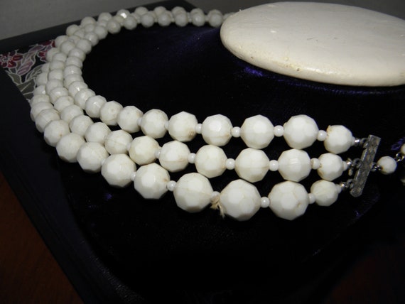 1960's faceted white beaded 3 strand necklace Pla… - image 5