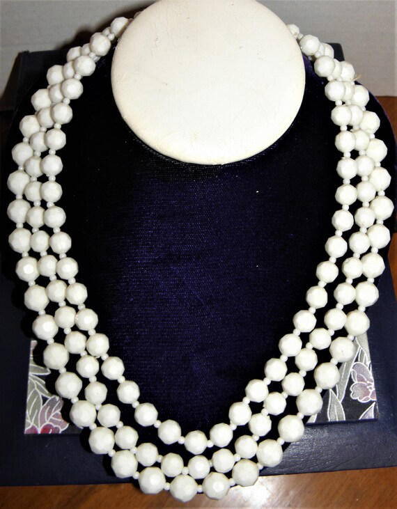 1960's faceted white beaded 3 strand necklace Pla… - image 2