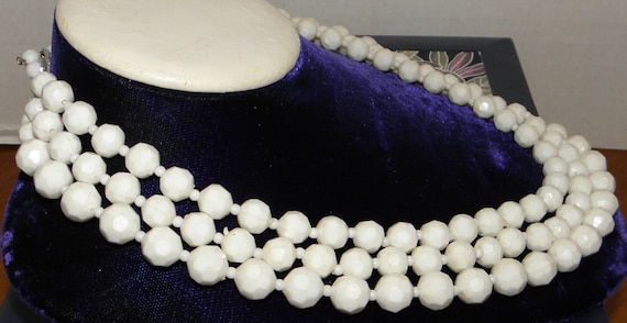 1960's faceted white beaded 3 strand necklace Pla… - image 6