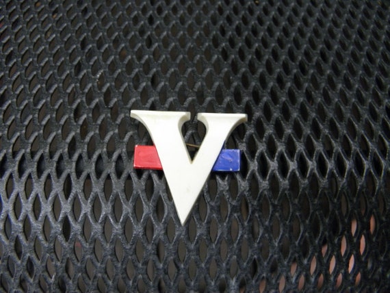 V for Victory c.1945 World War 2 celebratory pin V