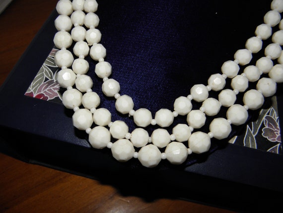 1960's faceted white beaded 3 strand necklace Pla… - image 3