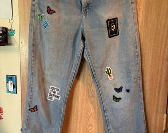 Jeans de corte relajado para mujer de Riders by Lee con bordados y parches cosidos.