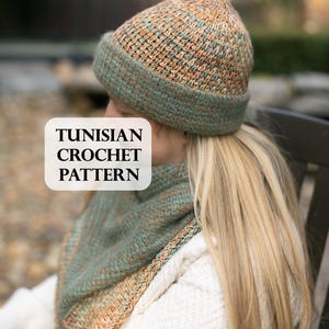 以下が含まれることがあります： 緑、オレンジ、茶色の色合いの帽子とスカーフが特徴のチュニジアのかぎ針編みパターン。画像には「TUNISIAN CROCHET PATTERN」の文字が重ねられています。帽子は折り返しのあるつばで、スカーフは三角形です。