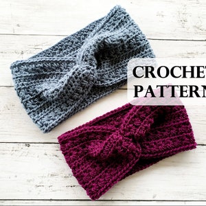 Puede incluir: Dos diademas de ganchillo, una en gris oscuro y otra en burdeos oscuro, se muestran sobre una superficie de madera blanca. Las diademas están atadas en un nudo en la parte superior. El texto "CROCHET PATTERN" se muestra en texto blanco sobre un rectángulo negro.