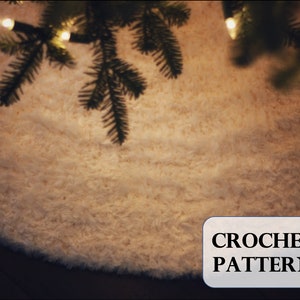 Puede incluir: Falda de árbol de Navidad de crochet blanco con textura peluda. La falda está debajo de un árbol de Navidad con luces. El texto "CROCHET PATTERN" está en un rectángulo blanco.