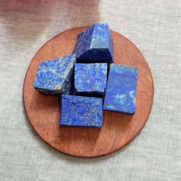 Naturalny surowy kamień lapis lazuli - surowy kamień szlachetny - niebieskie bryły - kamień łagodzący stres - czakra gardła - biżuteria - kamień leczniczy - sklep z kryształami