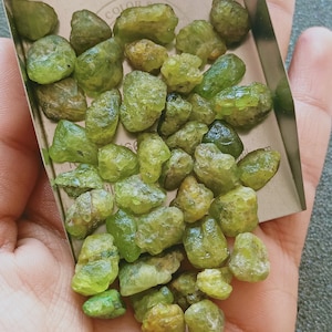 10 pezzi di pietra di peridoto grezza, cristallo di peridoto naturale, pietra preziosa grezza, creazione di gioielli grezza, pietra curativa, negozio di cristalli 8 - 10 mm