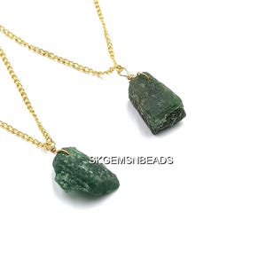 天然グリーン翡翠ペンダント、誕生石原石、天然クラスターペンダント、ヒーリングギフト、幸運とバランスをもたらすグリーンクリスタルネックレス