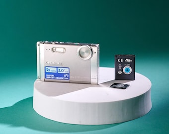 Olympus 2000s Digicam in good working condition (example photos included comes with batteries) Ultra slim Y2K digital camera