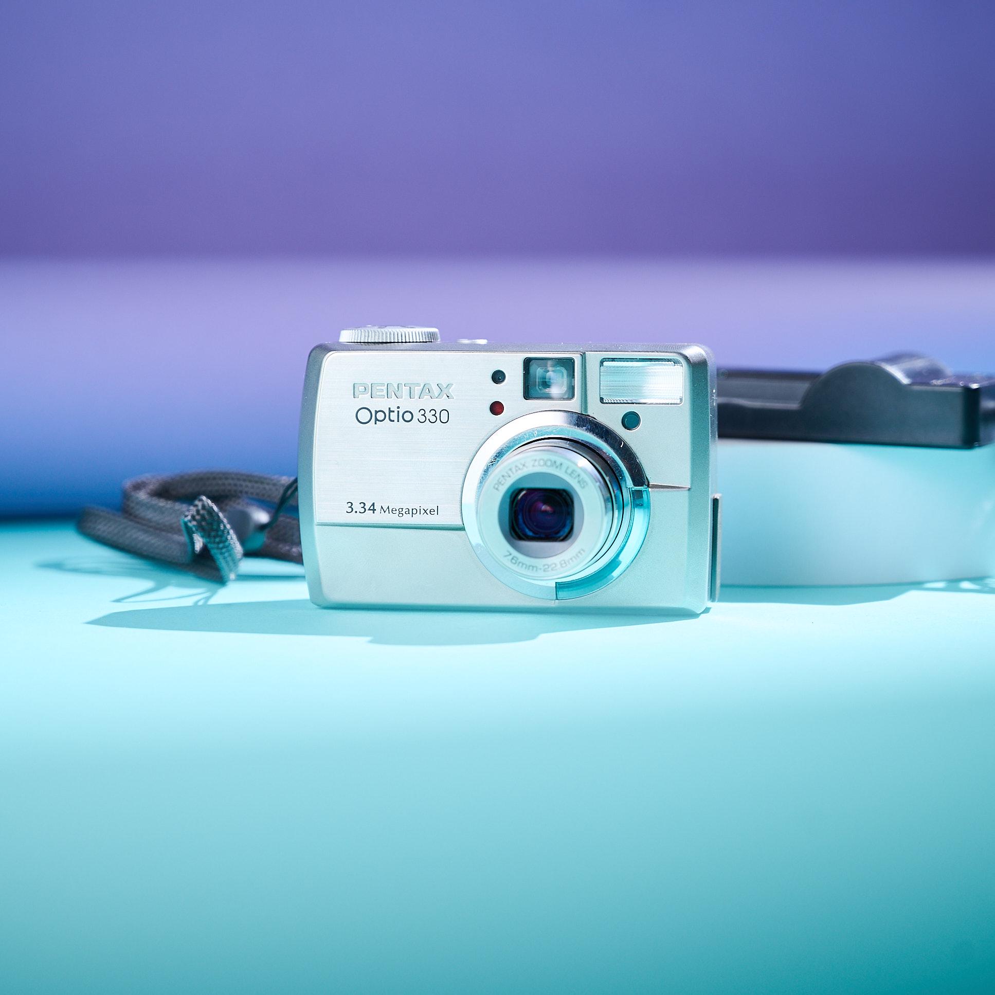 Pentax Optio Digital Camera: 3MP, 2000s Style, Working Condition 