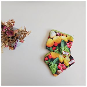 Eat Your Veggies Canvas Geldbörse | Süße mini handgemachte kleine Geldbörse | Bunte Reißverschluss-Münztasche mit rotem Futter und Gemüsemuster