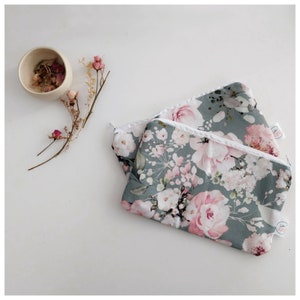 Monedero de lona floral gris menta / Linda billetera pequeña hecha a mano / Monedero de cremallera colorido único con forro divertido / único en su tipo