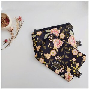 Einzigartige schwarzfloral Baumwoll Geldbörse | Süßes mini handgemachtes Make up und Portemonnaie | Bunte Reißverschluss-Münztasche mit lustigem Futter, perfekt für ein Geschenk