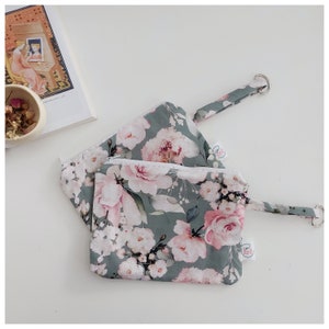 Monedero de lona floral gris menta con correa/Linda cartera pequeña hecha a mano / Monedero de cremallera colorido único con forro divertido / único en su tipo